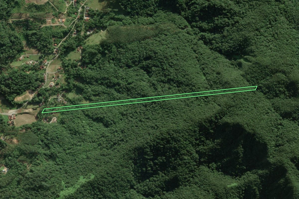 Imagem de satélite do imóvel rural em Botuverá (SC), com o contorno declarado no CAR desenhado por cima.