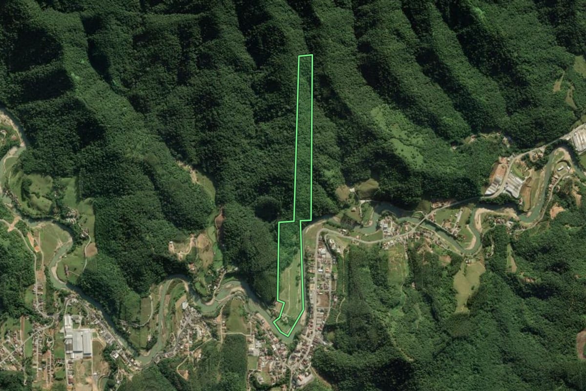 Imagem de satélite do imóvel rural em Botuverá (SC), com o contorno declarado no CAR desenhado por cima.