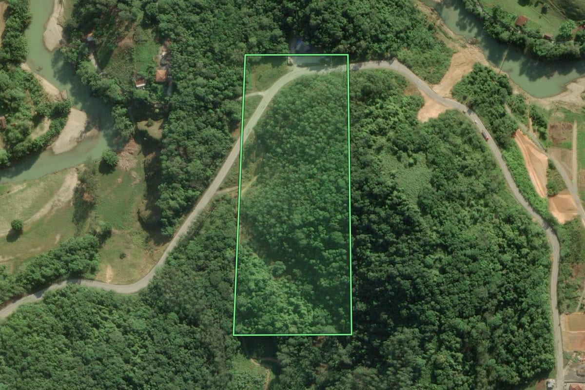 Imagem de satélite do imóvel rural em Botuverá (SC), com o contorno declarado no CAR desenhado por cima.