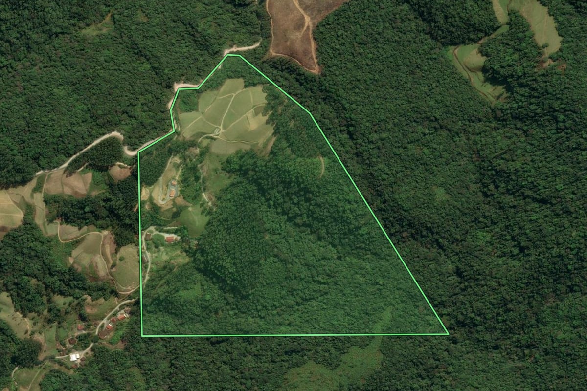 Imagem de satélite do imóvel rural em Botuverá (SC), com o contorno declarado no CAR desenhado por cima.