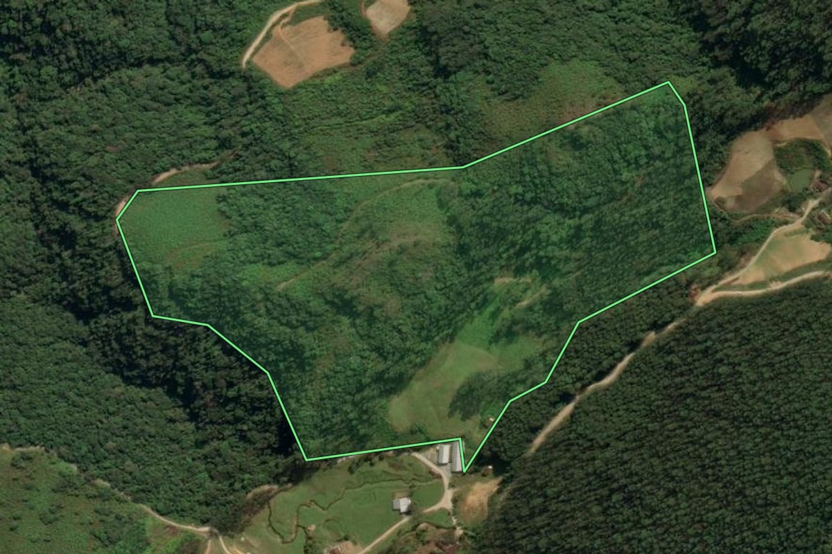 Imagem de satélite do imóvel rural em Botuverá (SC), com o contorno declarado no CAR desenhado por cima.