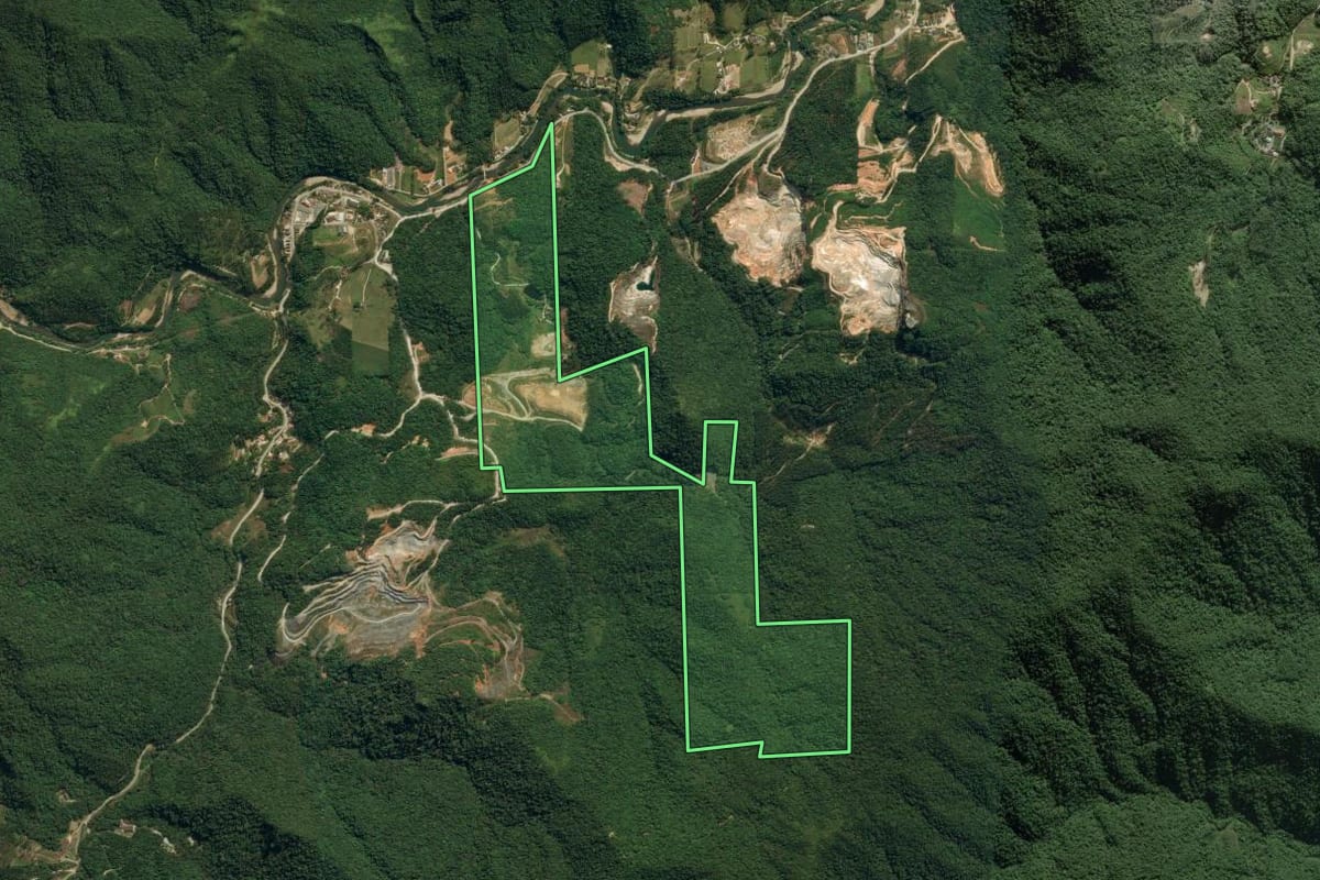 Imagem de satélite do imóvel rural em Botuverá (SC), com o contorno declarado no CAR desenhado por cima.