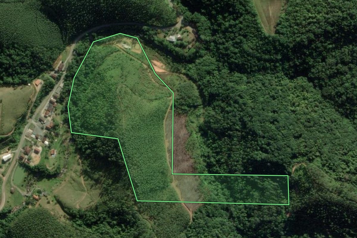 Imagem de satélite do imóvel rural em Botuverá (SC), com o contorno declarado no CAR desenhado por cima.