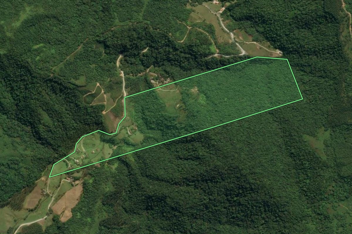 Imagem de satélite do imóvel rural em Botuverá (SC), com o contorno declarado no CAR desenhado por cima.