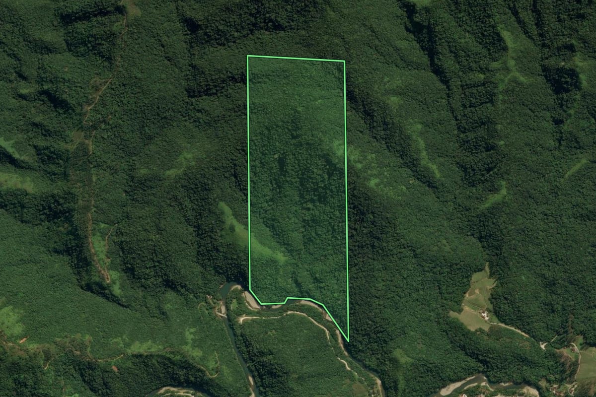 Imagem de satélite do imóvel rural em Botuverá (SC), com o contorno declarado no CAR desenhado por cima.