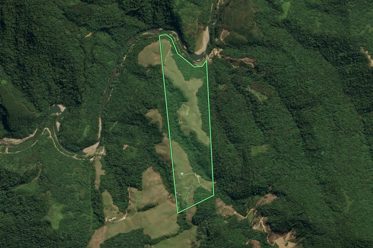 Imagem de satélite do imóvel rural em Botuverá (SC), com o contorno declarado no CAR desenhado por cima.
