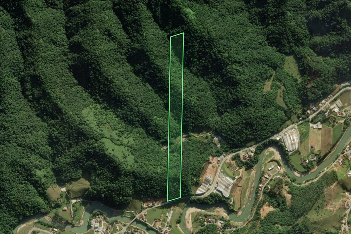 Imagem de satélite do imóvel rural em Botuverá (SC), com o contorno declarado no CAR desenhado por cima.