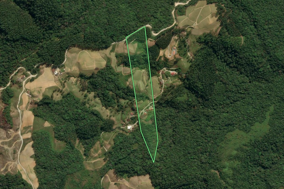 Imagem de satélite do imóvel rural em Botuverá (SC), com o contorno declarado no CAR desenhado por cima.