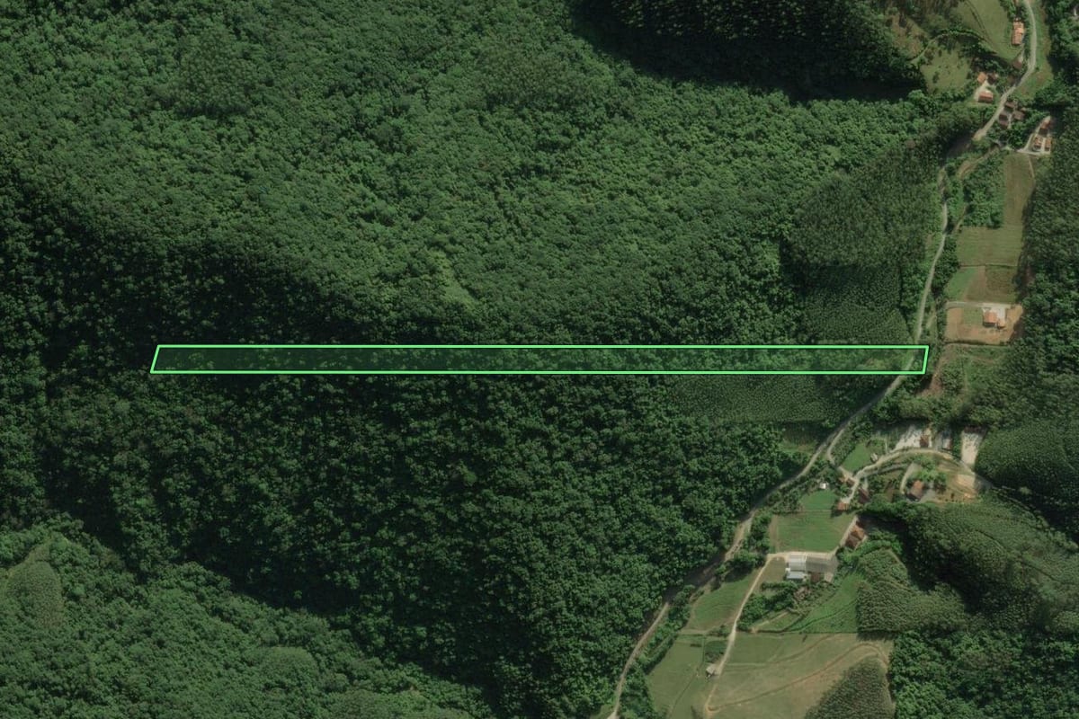 Imagem de satélite do imóvel rural em Botuverá (SC), com o contorno declarado no CAR desenhado por cima.