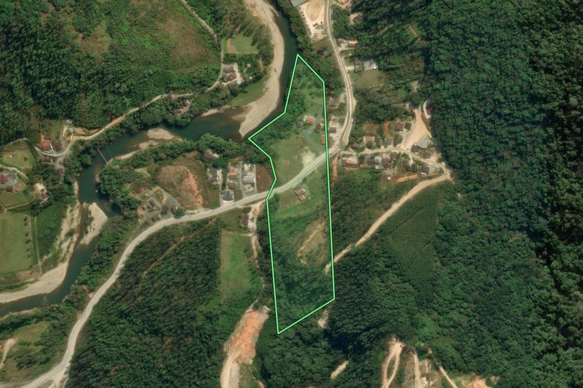 Imagem de satélite do imóvel rural em Botuverá (SC), com o contorno declarado no CAR desenhado por cima.