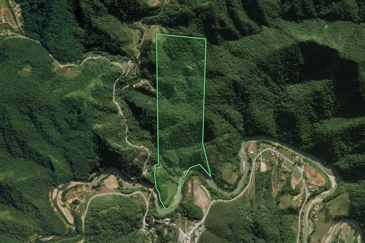 Imagem de satélite do imóvel rural em Botuverá (SC), com o contorno declarado no CAR desenhado por cima.