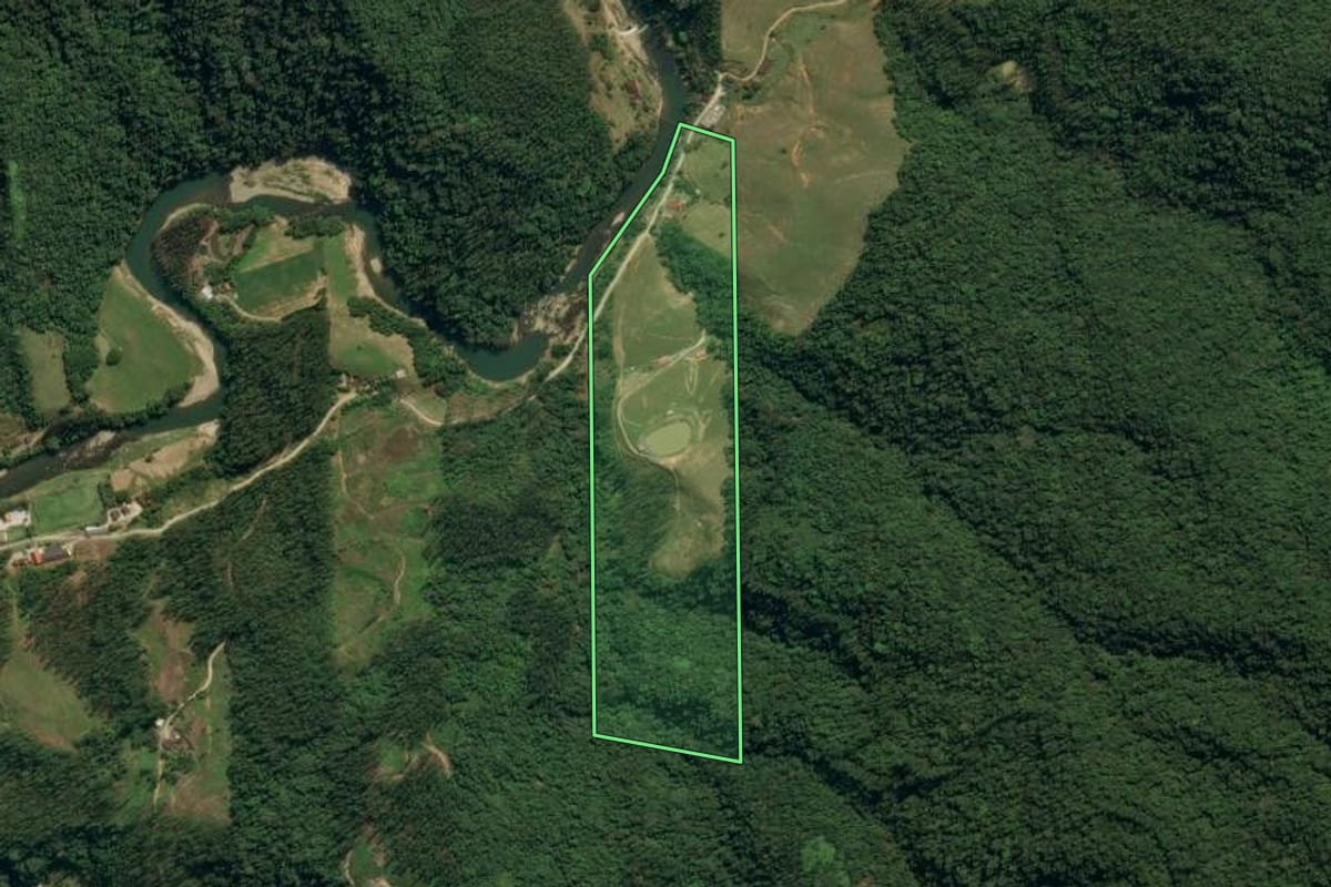 Imagem de satélite do imóvel rural em Botuverá (SC), com o contorno declarado no CAR desenhado por cima.