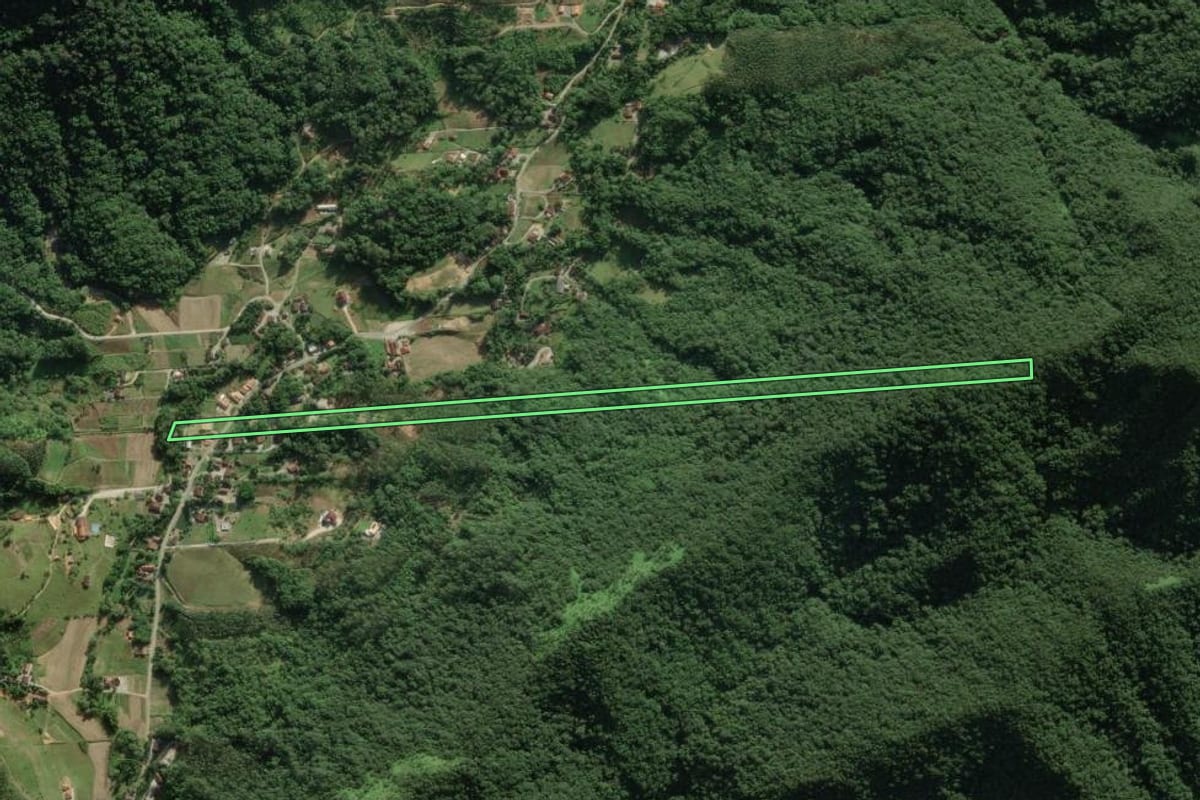 Imagem de satélite do imóvel rural em Botuverá (SC), com o contorno declarado no CAR desenhado por cima.