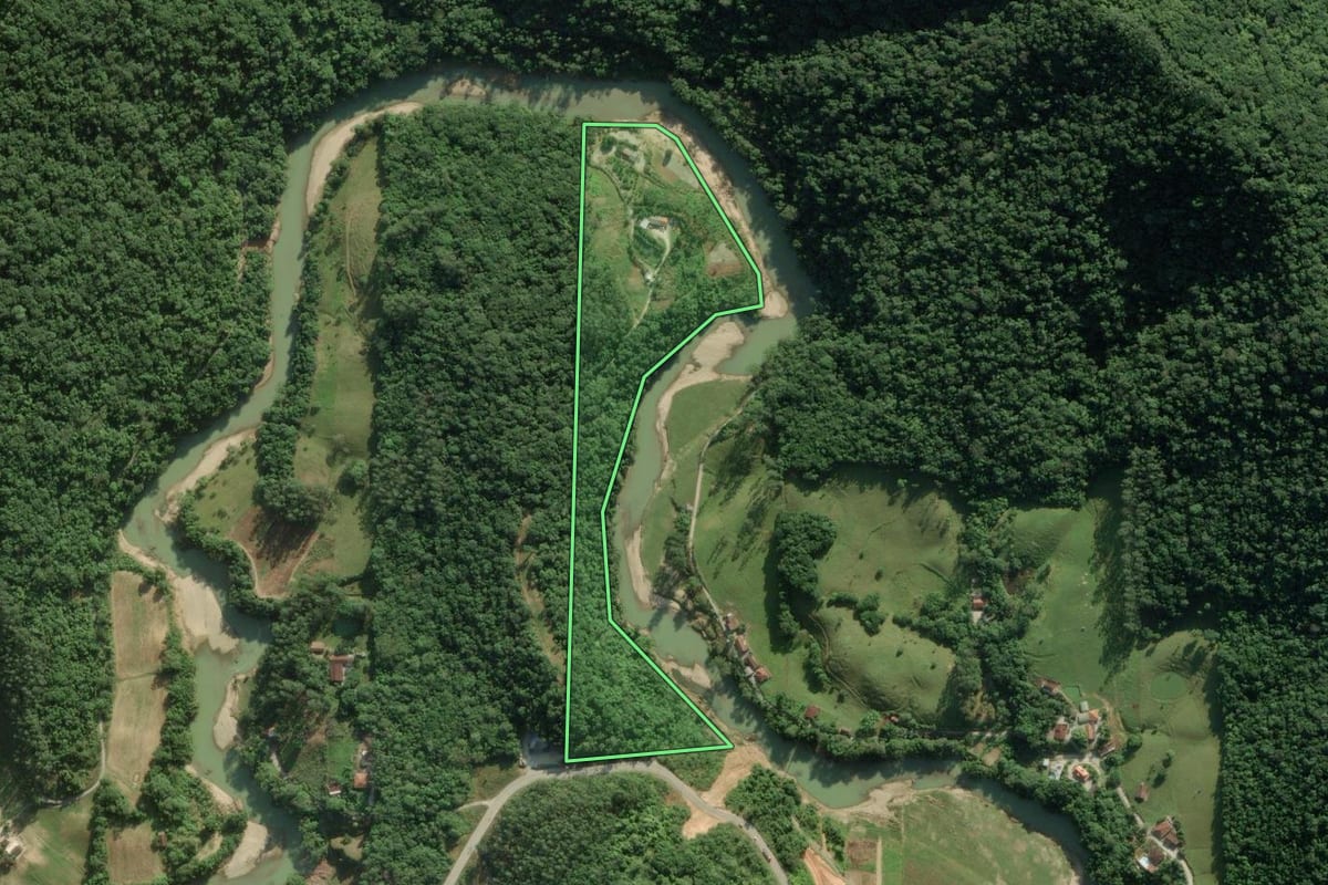 Imagem de satélite do imóvel rural em Botuverá (SC), com o contorno declarado no CAR desenhado por cima.