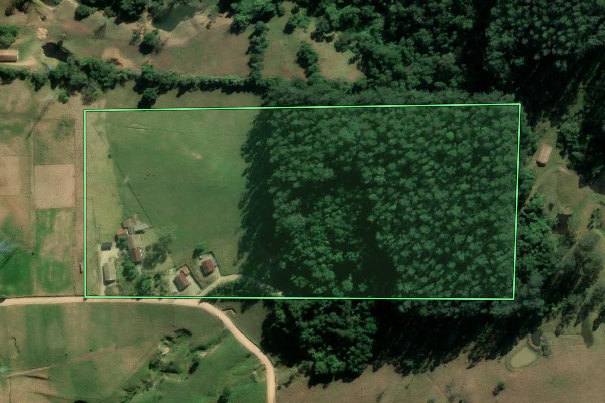 Imagem de satélite do imóvel rural em Braço do Norte (SC), com o contorno declarado no CAR desenhado por cima.