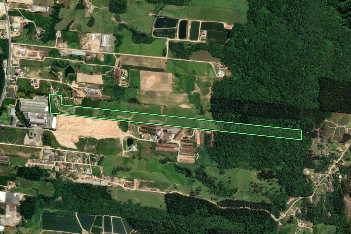 Imagem de satélite do imóvel rural em Braço do Norte (SC), com o contorno declarado no CAR desenhado por cima.