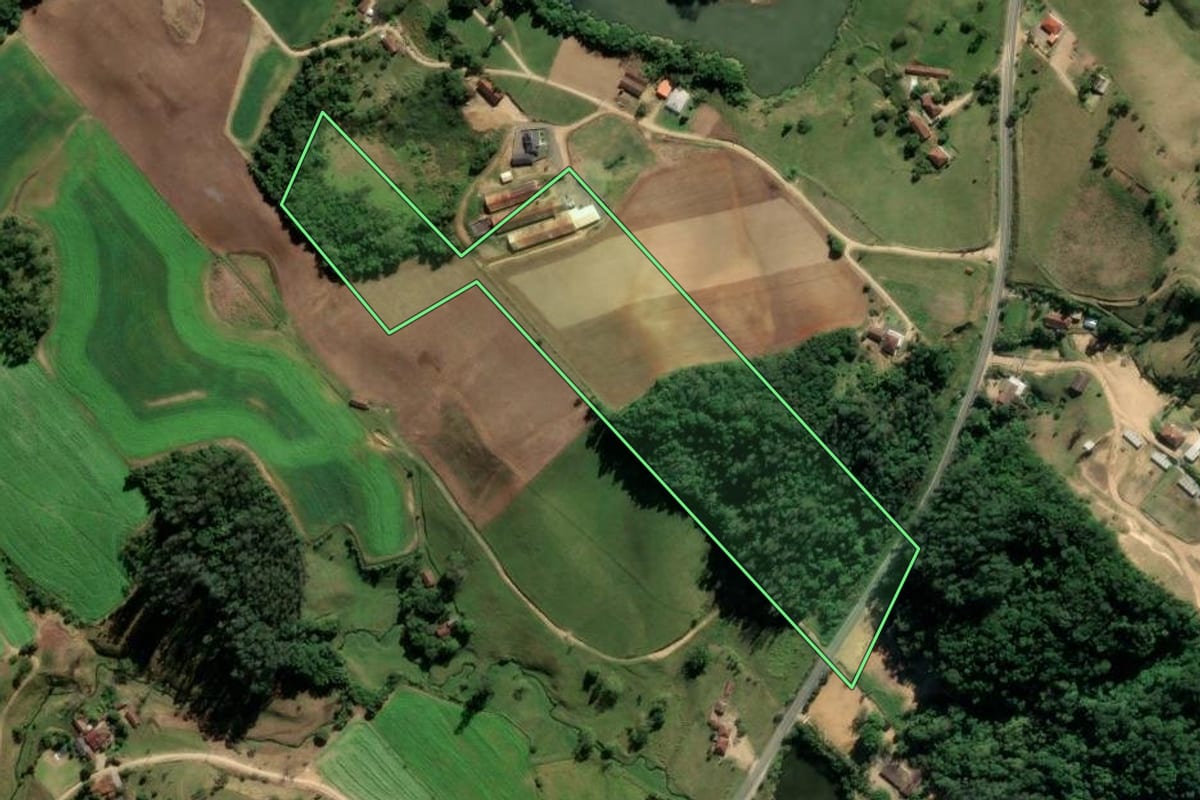 Imagem de satélite do imóvel rural em Braço do Norte (SC), com o contorno declarado no CAR desenhado por cima.