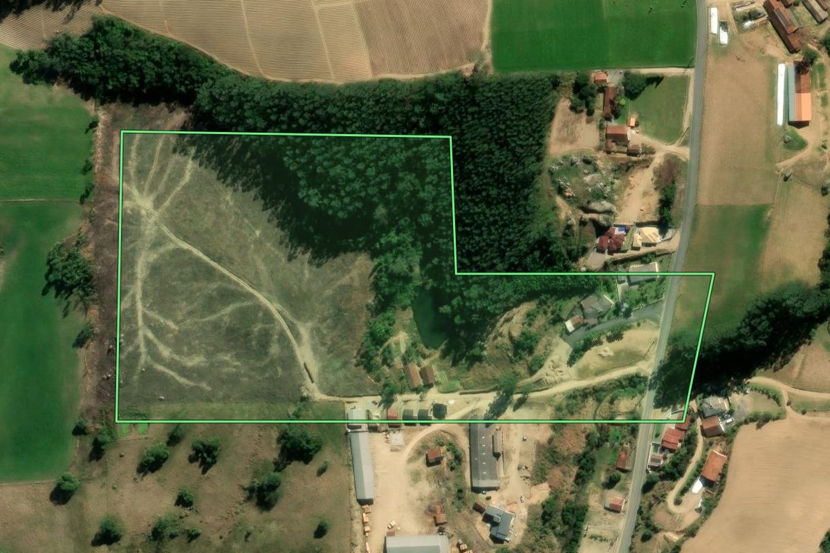 Imagem de satélite do imóvel rural em Braço do Norte (SC), com o contorno declarado no CAR desenhado por cima.