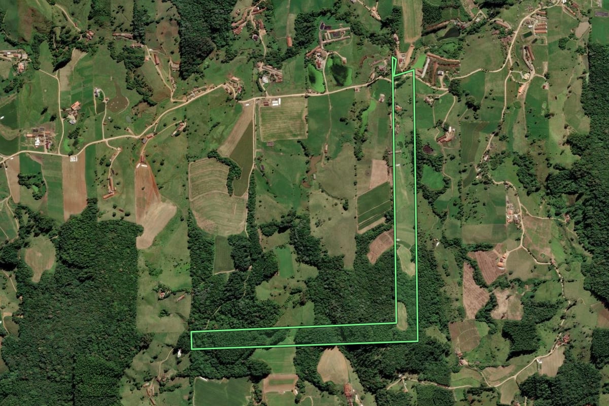 Imagem de satélite do imóvel rural em Braço do Norte (SC), com o contorno declarado no CAR desenhado por cima.