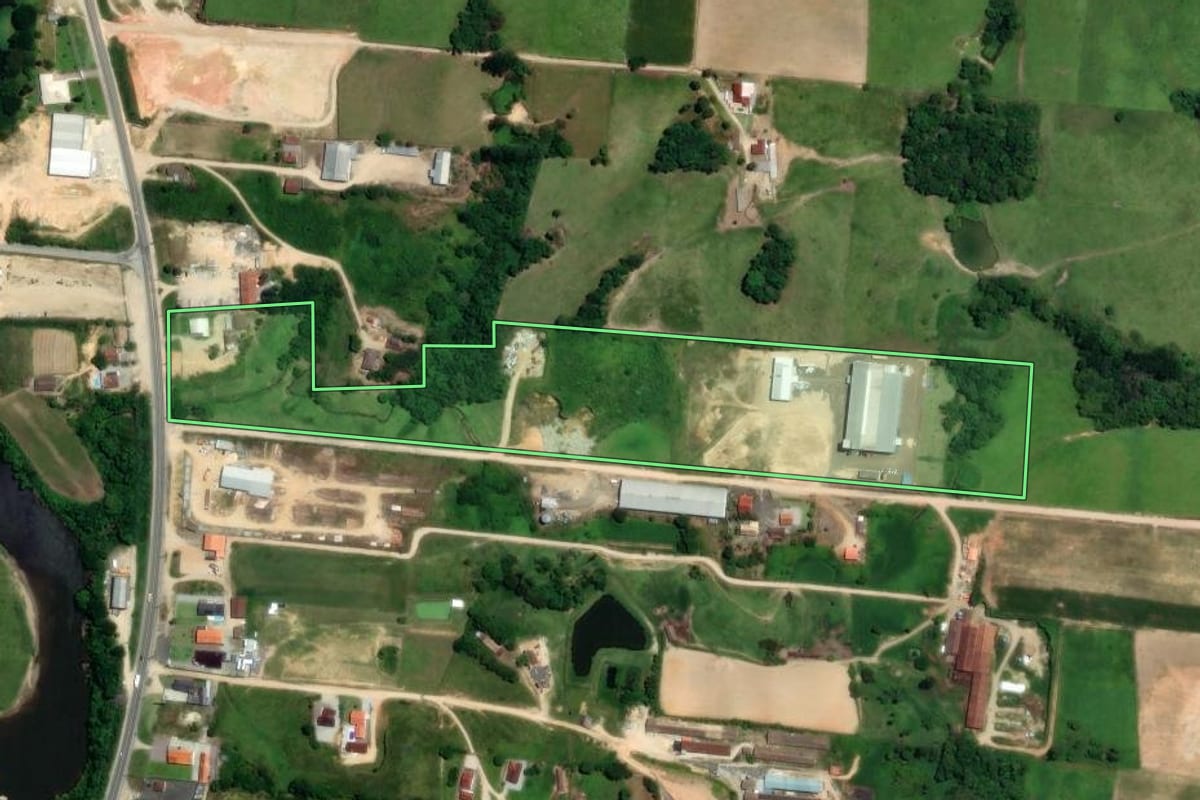 Imagem de satélite do imóvel rural em Braço do Norte (SC), com o contorno declarado no CAR desenhado por cima.