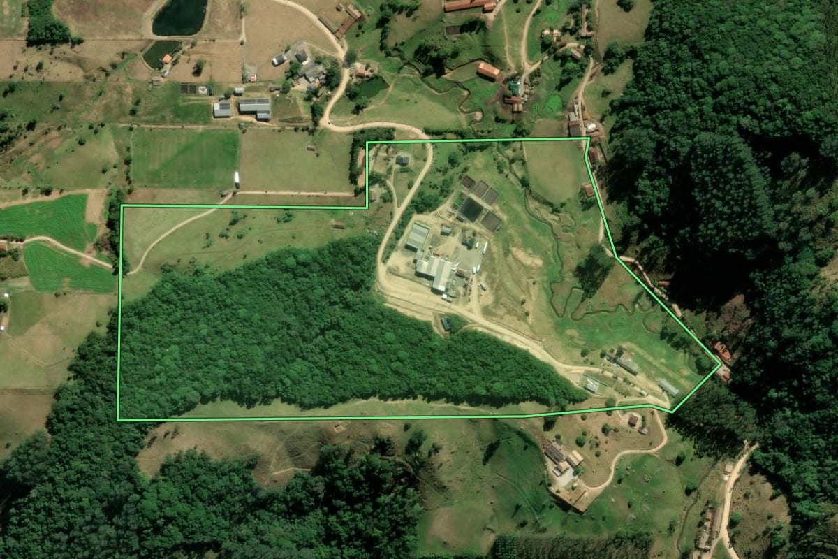 Imagem de satélite do imóvel rural em Braço do Norte (SC), com o contorno declarado no CAR desenhado por cima.