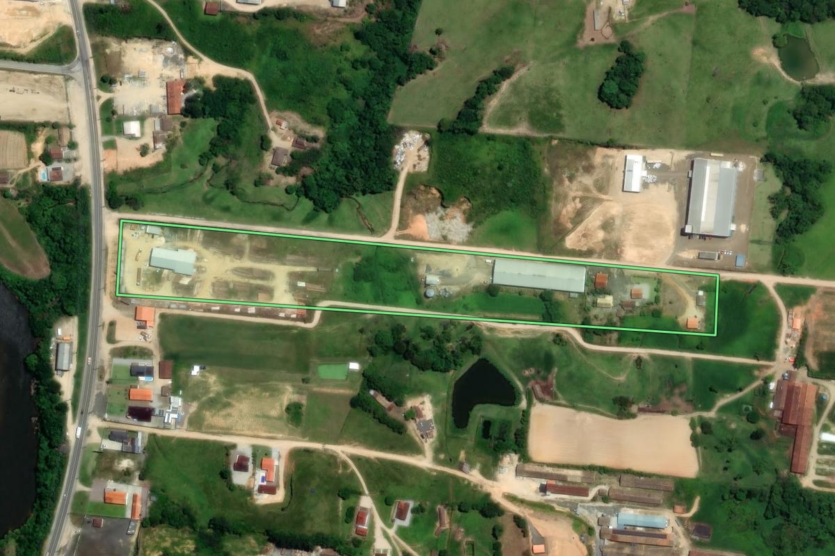 Imagem de satélite do imóvel rural em Braço do Norte (SC), com o contorno declarado no CAR desenhado por cima.