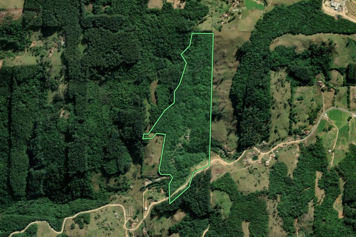 Imagem de satélite do imóvel rural em Braço do Norte (SC), com o contorno declarado no CAR desenhado por cima.