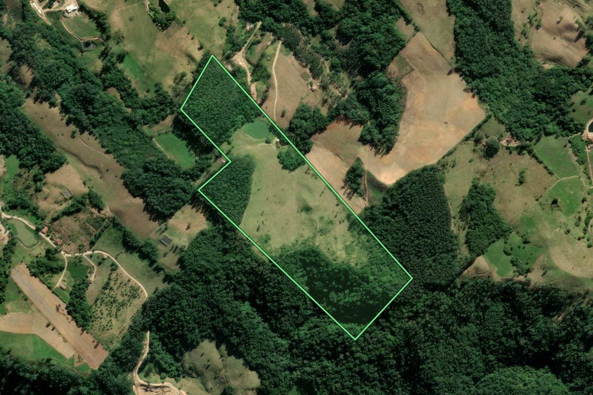 Imagem de satélite do imóvel rural em Braço do Norte (SC), com o contorno declarado no CAR desenhado por cima.
