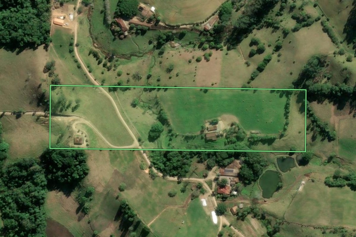 Imagem de satélite do imóvel rural em Braço do Norte (SC), com o contorno declarado no CAR desenhado por cima.