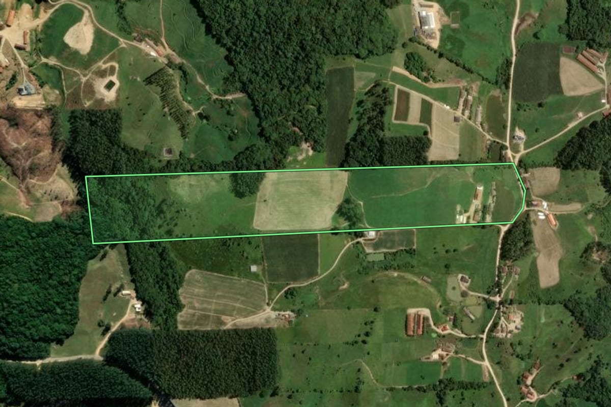 Imagem de satélite do imóvel rural em Braço do Norte (SC), com o contorno declarado no CAR desenhado por cima.