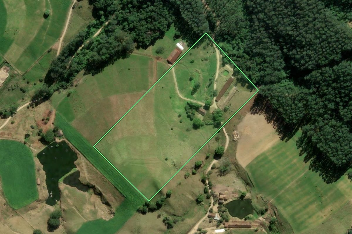 Imagem de satélite do imóvel rural em Braço do Norte (SC), com o contorno declarado no CAR desenhado por cima.