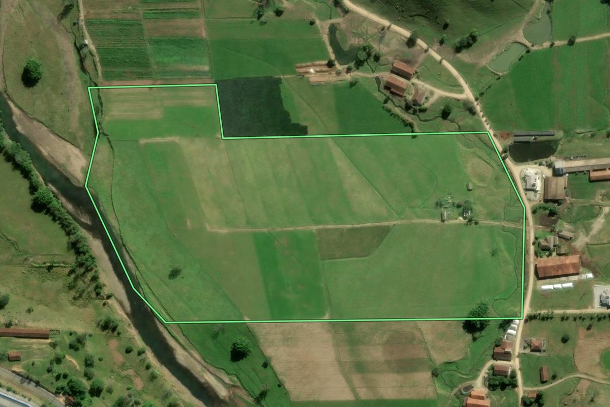 Imagem de satélite do imóvel rural em Braço do Norte (SC), com o contorno declarado no CAR desenhado por cima.