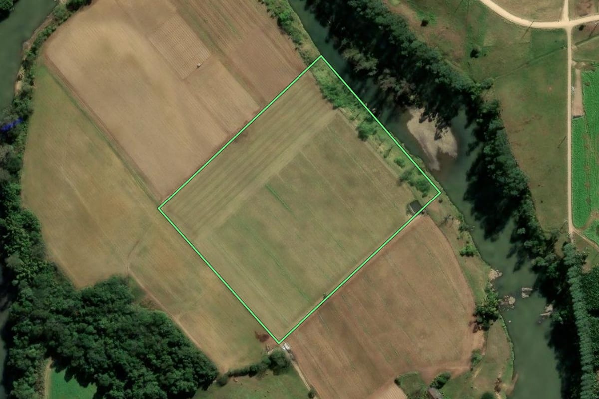Imagem de satélite do imóvel rural em Braço do Norte (SC), com o contorno declarado no CAR desenhado por cima.