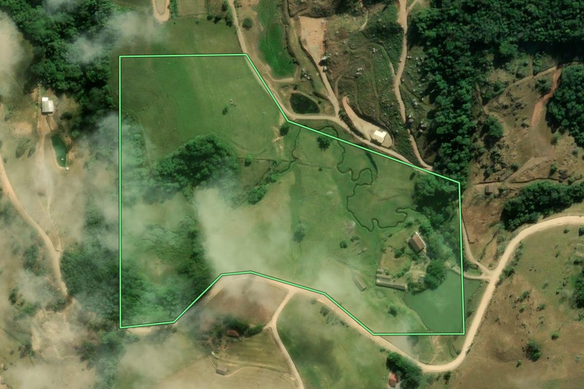 Imagem de satélite do imóvel rural em Braço do Norte (SC), com o contorno declarado no CAR desenhado por cima.