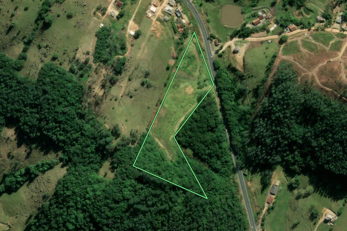 Imagem de satélite do imóvel rural em Braço do Norte (SC), com o contorno declarado no CAR desenhado por cima.