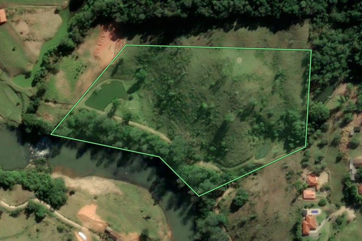 Imagem de satélite do imóvel rural em Braço do Norte (SC), com o contorno declarado no CAR desenhado por cima.