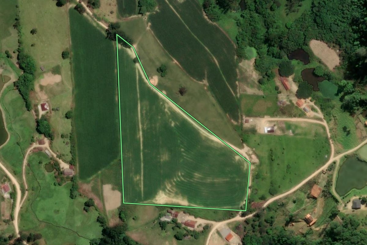 Imagem de satélite do imóvel rural em Braço do Norte (SC), com o contorno declarado no CAR desenhado por cima.