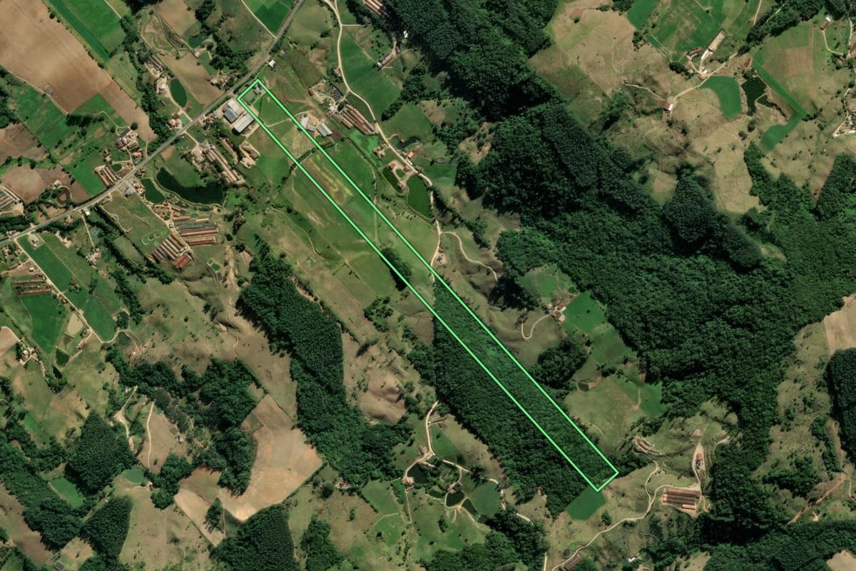 Imagem de satélite do imóvel rural em Braço do Norte (SC), com o contorno declarado no CAR desenhado por cima.
