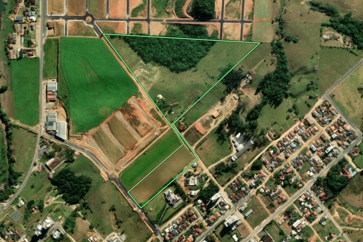 Imagem de satélite do imóvel rural em Braço do Norte (SC), com o contorno declarado no CAR desenhado por cima.