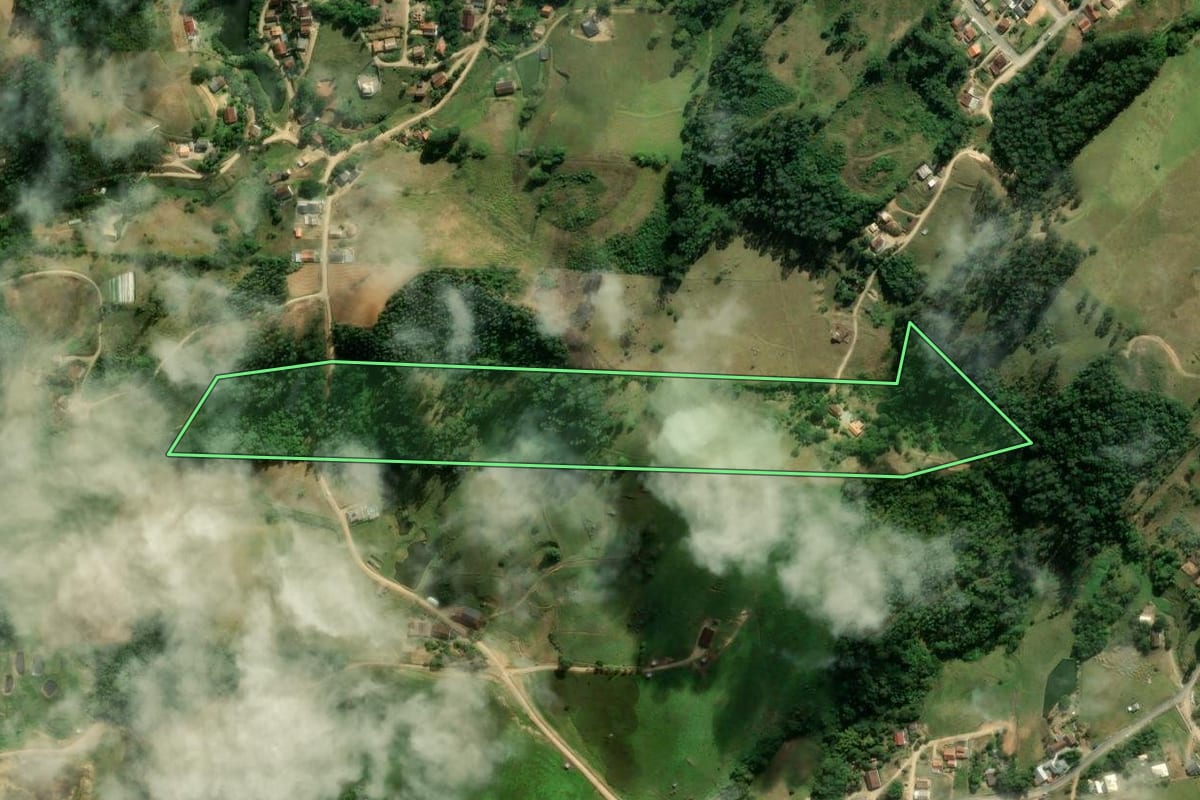 Imagem de satélite do imóvel rural em Braço do Norte (SC), com o contorno declarado no CAR desenhado por cima.