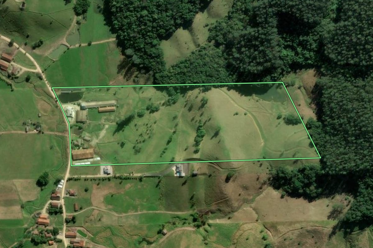 Imagem de satélite do imóvel rural em Braço do Norte (SC), com o contorno declarado no CAR desenhado por cima.