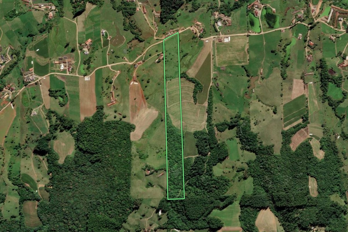 Imagem de satélite do imóvel rural em Braço do Norte (SC), com o contorno declarado no CAR desenhado por cima.