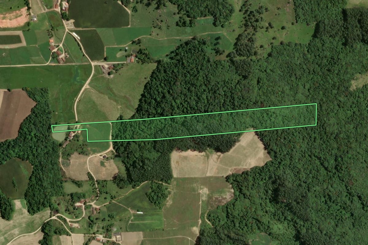 Imagem de satélite do imóvel rural em Braço do Norte (SC), com o contorno declarado no CAR desenhado por cima.