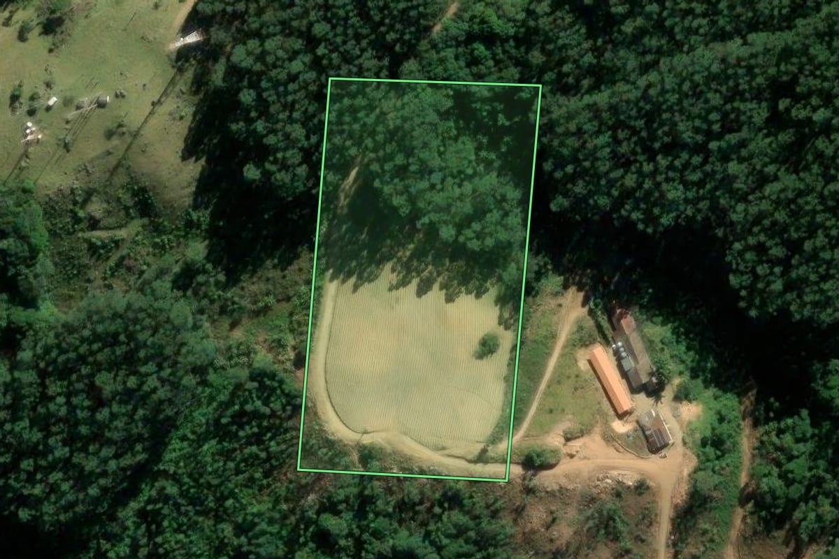 Imagem de satélite do imóvel rural em Braço do Norte (SC), com o contorno declarado no CAR desenhado por cima.