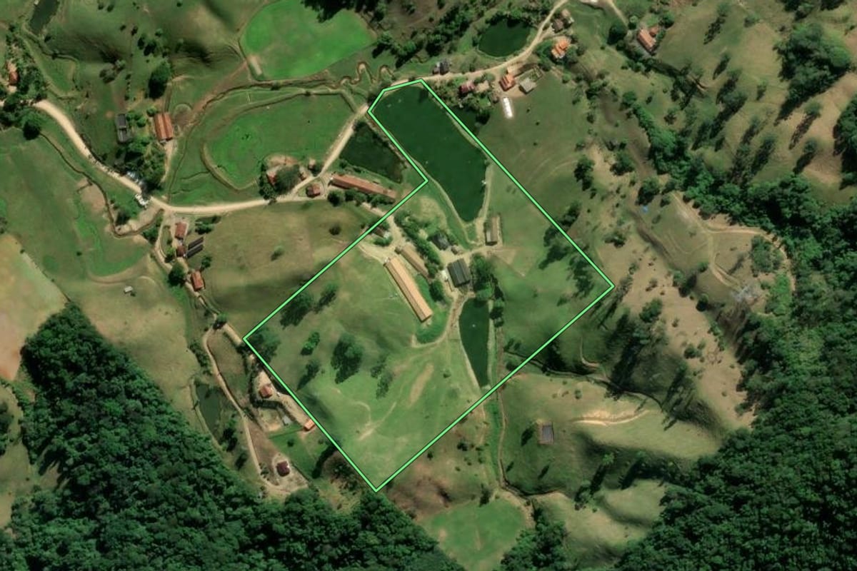 Imagem de satélite do imóvel rural em Braço do Norte (SC), com o contorno declarado no CAR desenhado por cima.