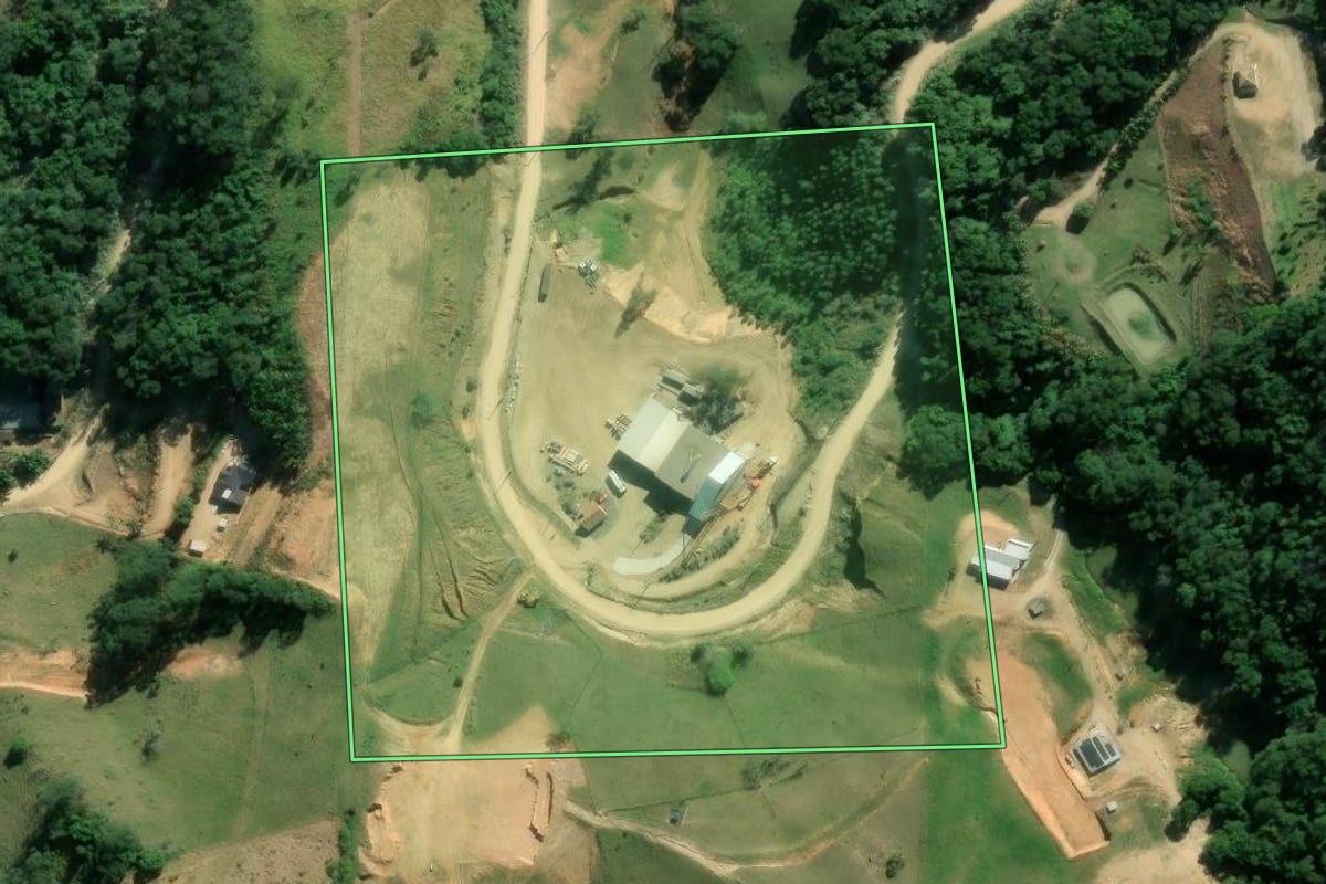 Imagem de satélite do imóvel rural em Braço do Norte (SC), com o contorno declarado no CAR desenhado por cima.