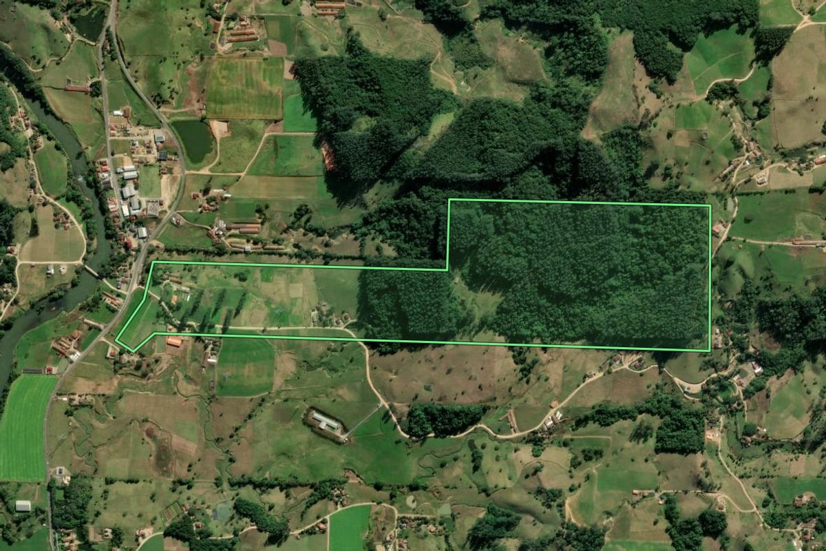 Imagem de satélite do imóvel rural em Braço do Norte (SC), com o contorno declarado no CAR desenhado por cima.