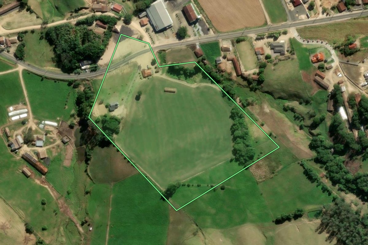 Imagem de satélite do imóvel rural em Braço do Norte (SC), com o contorno declarado no CAR desenhado por cima.