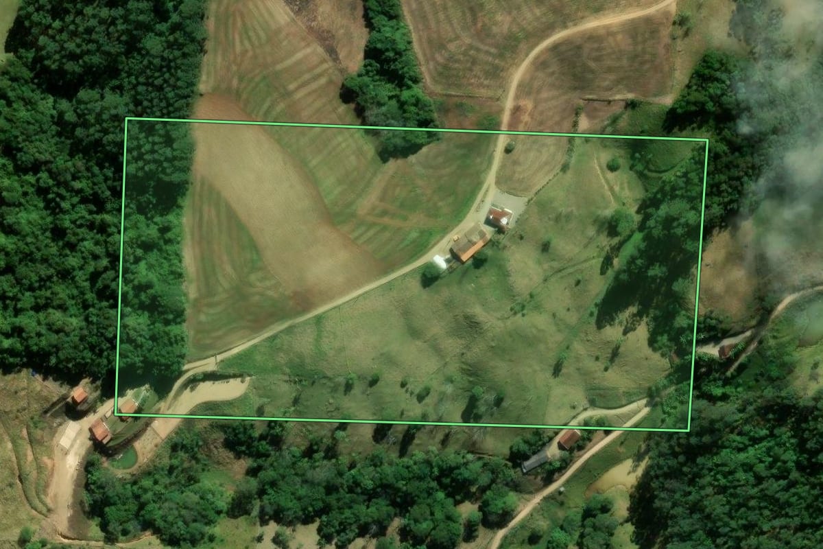 Imagem de satélite do imóvel rural em Braço do Norte (SC), com o contorno declarado no CAR desenhado por cima.