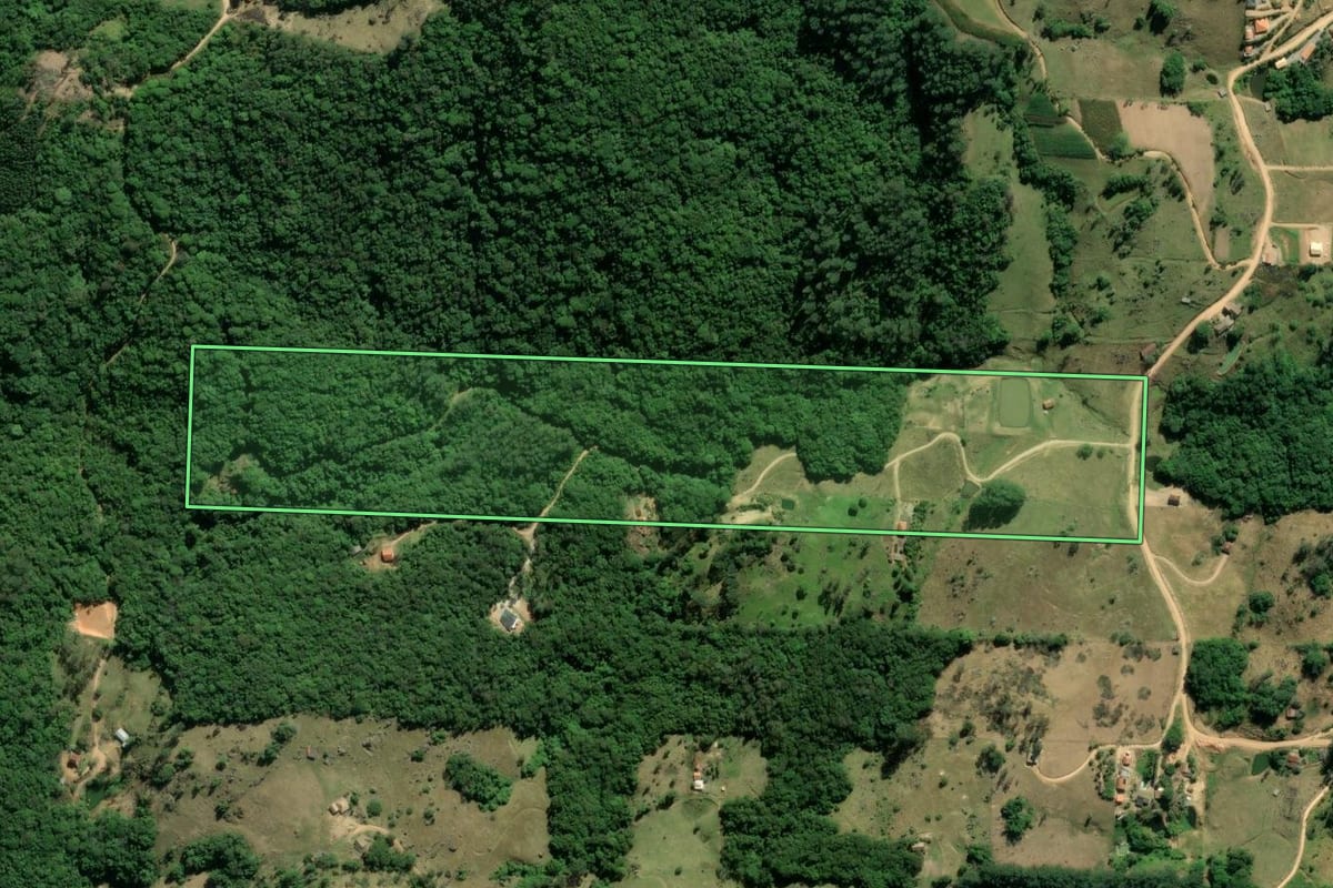 Imagem de satélite do imóvel rural em Braço do Norte (SC), com o contorno declarado no CAR desenhado por cima.
